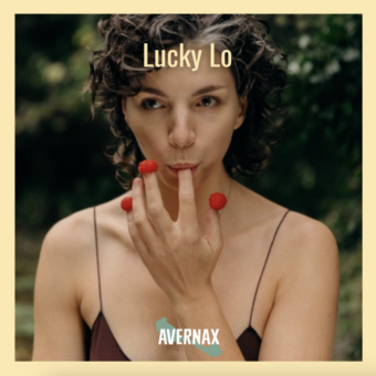 Nyd den talentfulde kvindelige musiker Lucky Lo